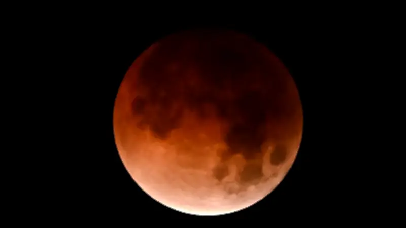 Eclipse Lunar Tiñe el Cielo de Rojo: Impresionantes Imágenes desde México y el Mundo