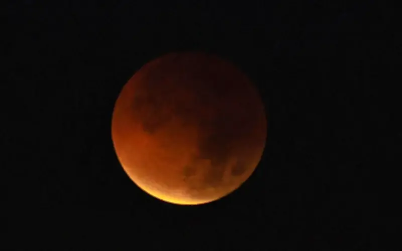 Eclipse Lunar Total: Las mejores imágenes del fenómeno astronómico que iluminó el cielo