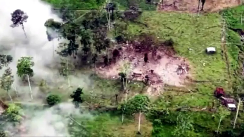 Ecuador bombardea campo de entrenamiento de narcos con apoyo de Estados Unidos