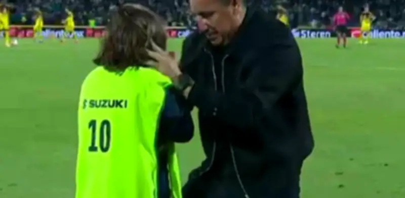 Efraín Juárez celebra triunfo de Pumas ante América con emotivo abrazo a su hijo