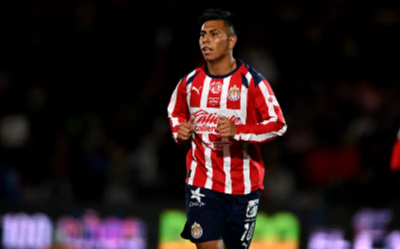 Efraín Álvarez revela exigencia de Amaury Vergara: Chivas debe ganar el Clásico Tapatío