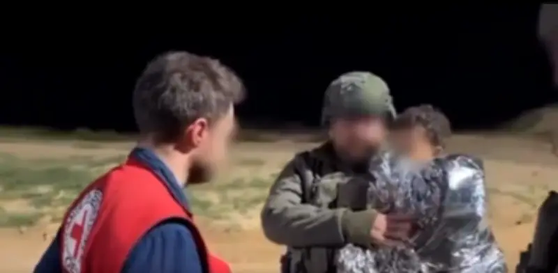 Ejército israelí detiene y abusa de bebé palestino y su padre en Gaza