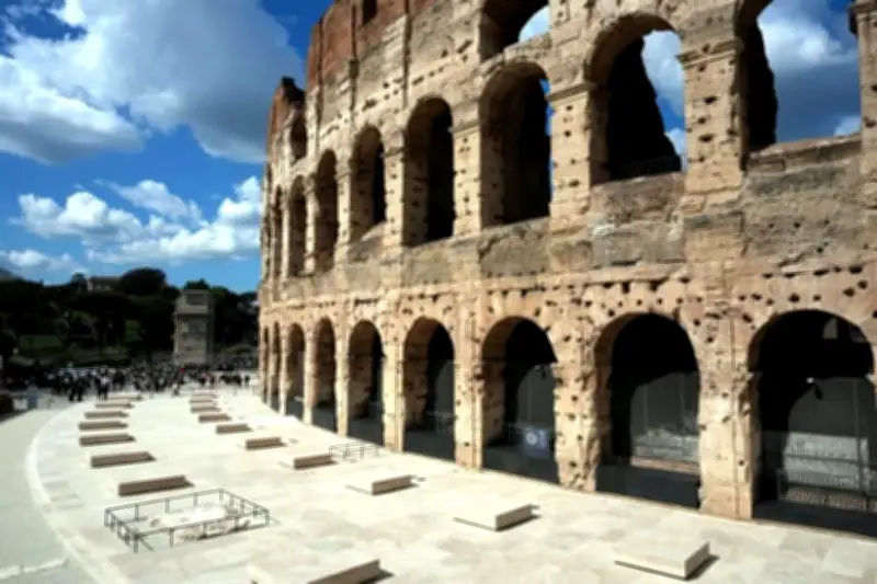 El Coliseo Romano brilla con nueva iluminación y plaza de mármol travertino