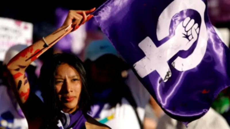 El color morado en el 8M: su origen histórico y su poderosa relación con el feminismo