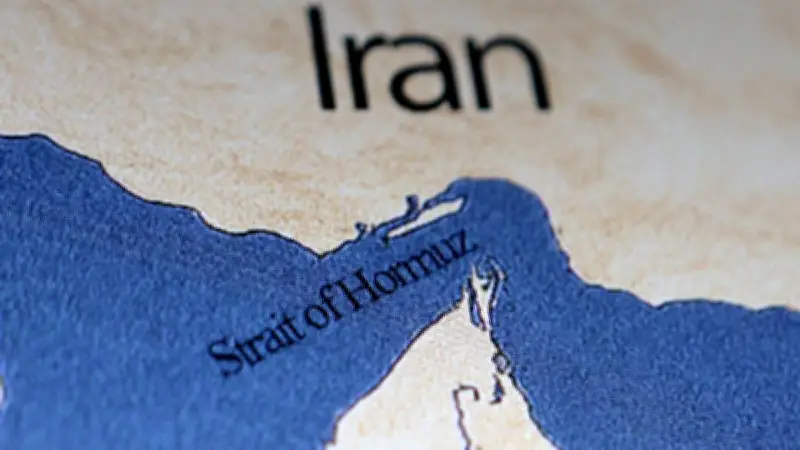 El Estrecho de Ormuz: Bloqueo Estratégico Sacude la Economía Global del Petróleo