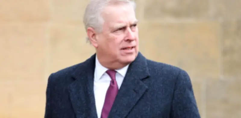 El expríncipe Andrés reaparece tras arresto por caso Epstein, alejado de la realeza