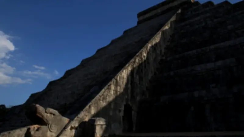 El Fenómeno de Kukulcán en Chichén Itzá: La Serpiente Emplumada Desciende en el Equinoccio