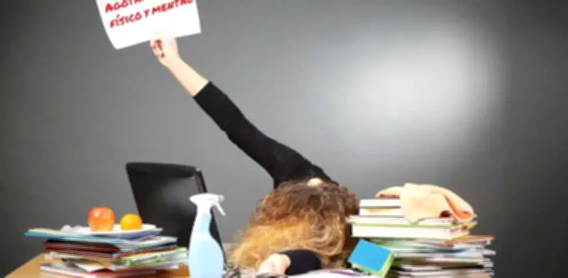 El home office como trampa: Burnout femenino por doble jornada simultánea