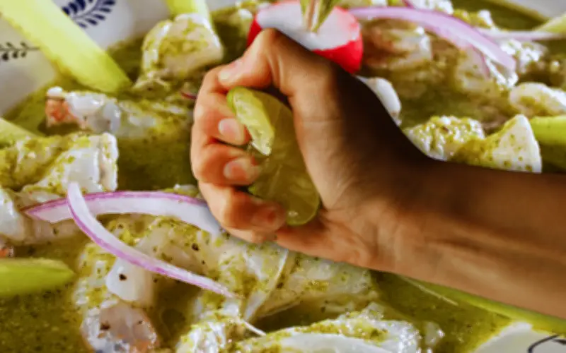 El limón no cuece el pescado: La ciencia detrás del ceviche y los riesgos de consumir mariscos crudos