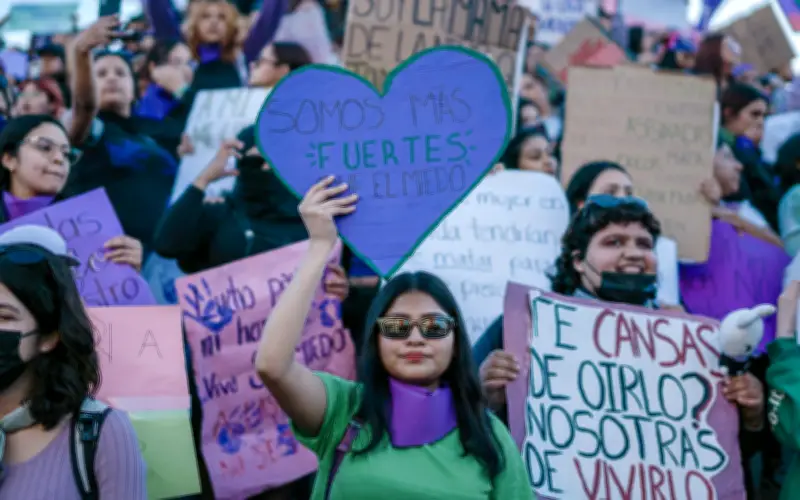 El morado: el color emblemático del feminismo y su significado en el 8M