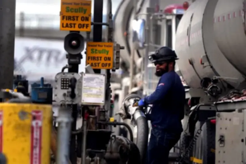 El petróleo supera los 100 dólares por barril, impactando la economía global