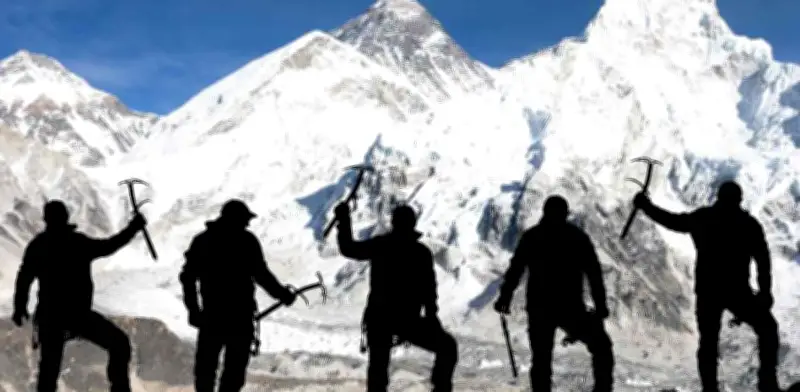 El Precio Real de Escalar el Everest: Inversión Millonaria para Conquistar la Cima