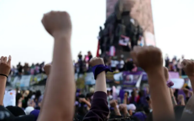 El puño feminista en el 8M: símbolo de resistencia y lucha por la igualdad de género
