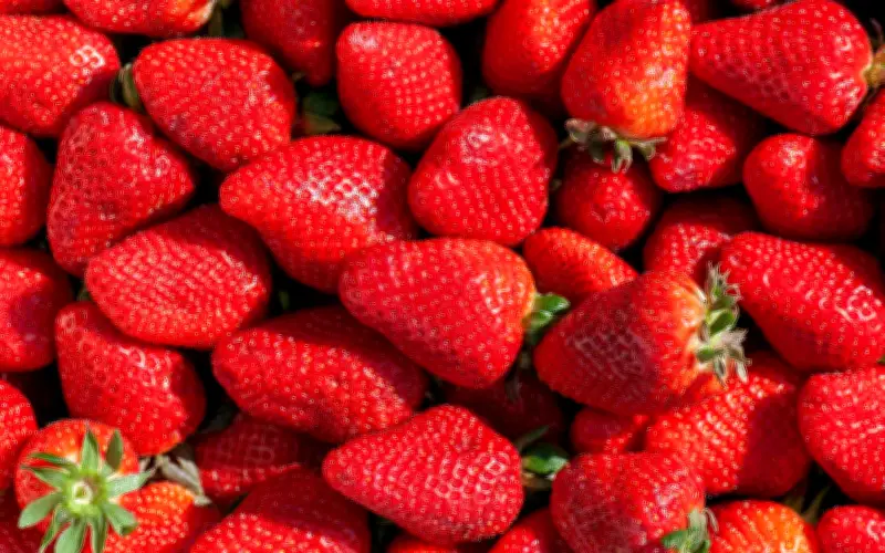 El Truco Culinario: Endulza Fresas con Pimienta Rosa y Evita el Azúcar Refinado