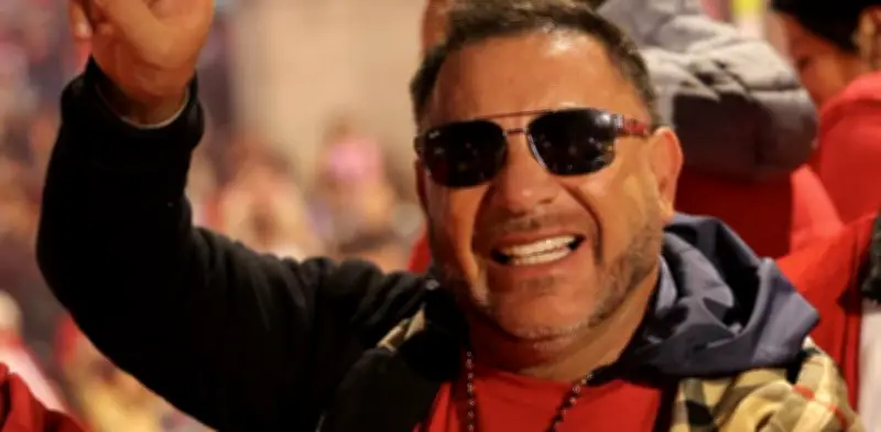 El 'Turco' Mohamed sorprende a aficionado de Toluca con foto junto a motocicleta