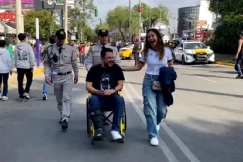 Elementos de seguridad brindan apoyo a aficionados antes del partido de fútbol