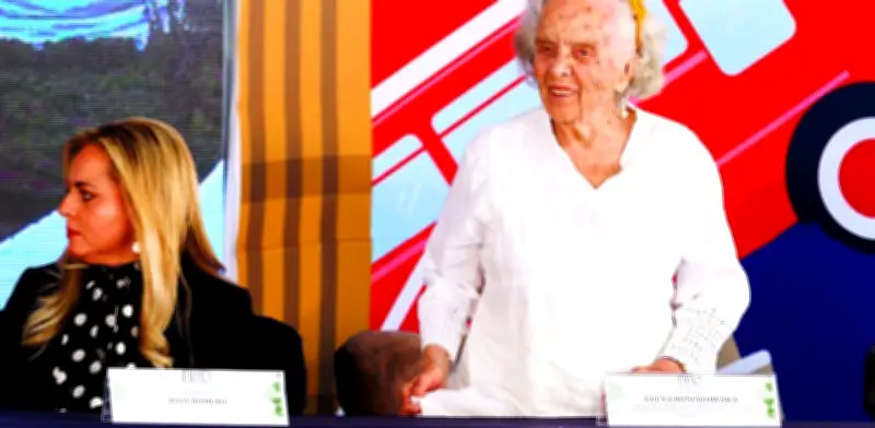 Elena Poniatowska reaparece en FILCO y exhorta a escritoras a creer en sí mismas