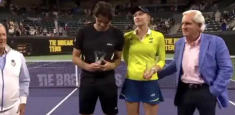Elena Rybakina establece límites: gesto viral en premiación del tenis mundial