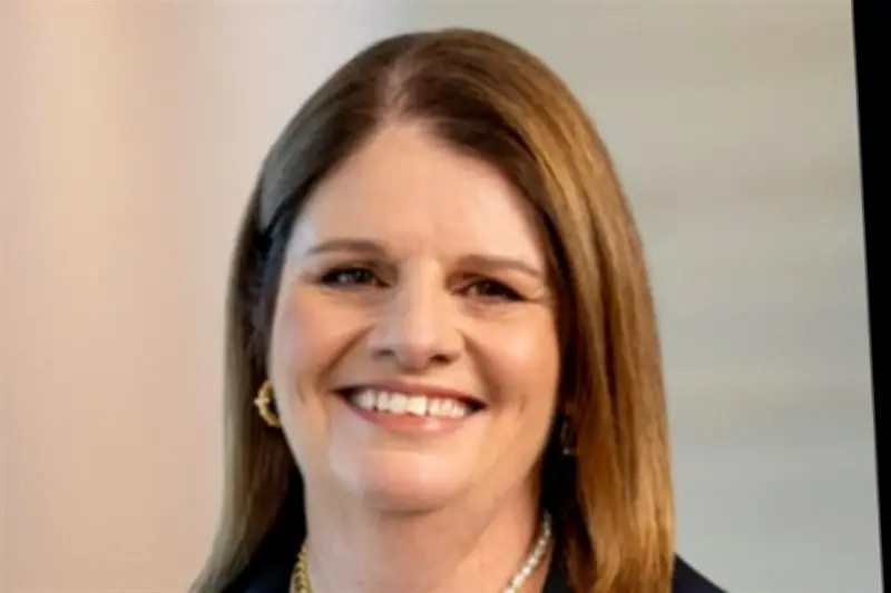 Elizabeth Westcott asume como CEO de Woodside, marcando un hito en liderazgo femenino