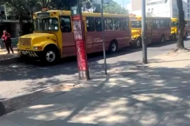 Emplean vehículos oficiales para transportar a niños a entrenamientos de fútbol