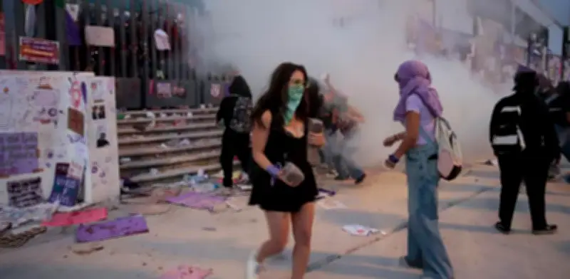 Enfrentamientos en Puebla: Feministas y Policías Chocan en Marcha del 8M