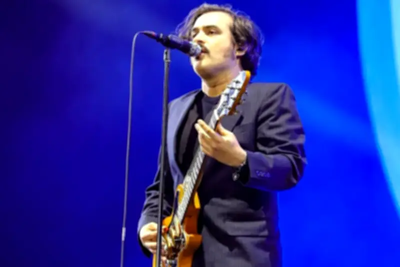 Enjambre Triunfa en el Vive Latino con un Concierto Histórico y Multitudinario