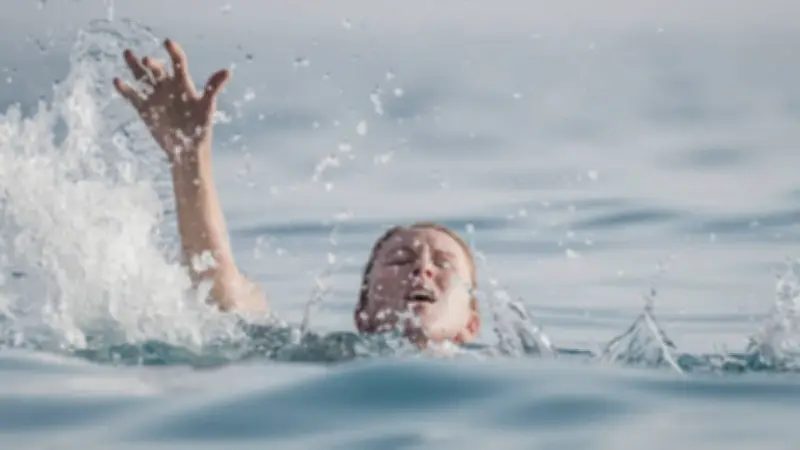 Entrenador se lanza al mar en California y salva a padre e hija de ahogarse