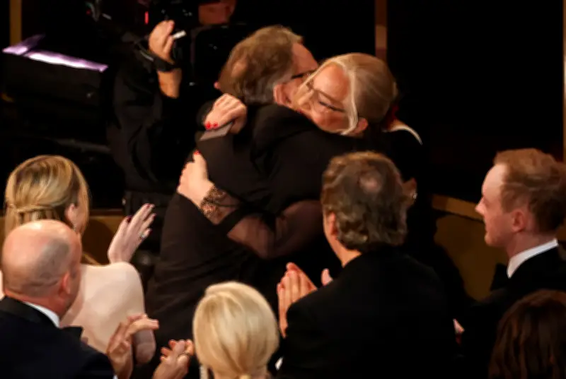 Equipo de 'Frankenstein' agradece a Guillermo del Toro en los Oscar por su humanidad y creatividad