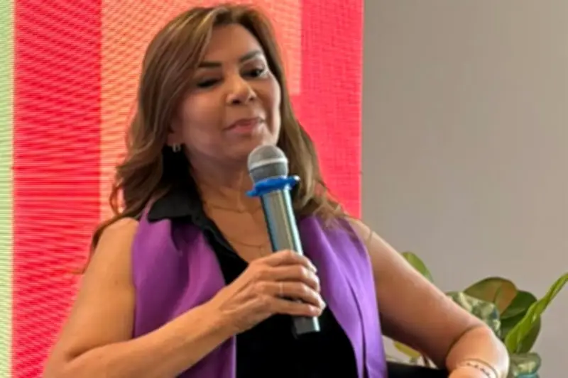 Es su novela: Oda a la mujer migrante, una obra literaria que narra historias de valentía