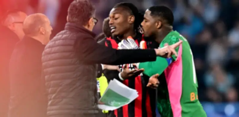 Escándalo en el AC Milan: Leao empuja a Allegri mientras Giménez espera su regreso