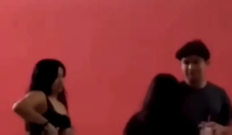 Esposa descubre a su marido con amante en el cine y estalla pelea a cachetadas | VIDEO