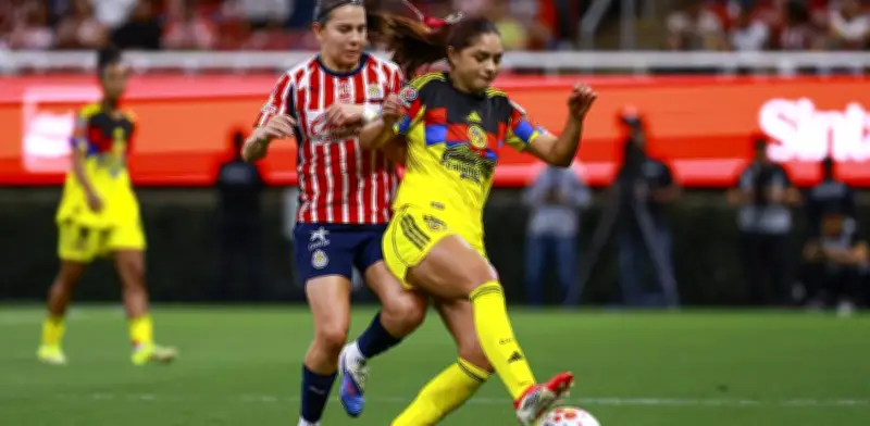 Estadio Akron responde a futbolista del América tras críticas al césped