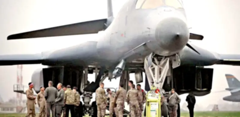 Estados Unidos despliega bombarderos B-1 en bases británicas para operaciones contra Irán