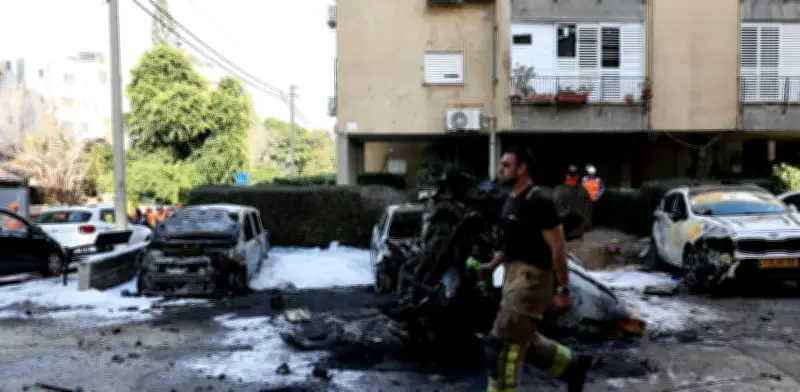 Estados Unidos e Israel atacan sede de sucesión iraní en Teherán, intensificando crisis regional