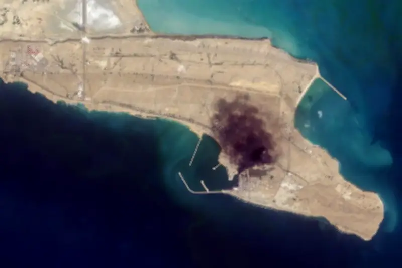 Estados Unidos hunde nueve buques iraníes y destruye cuartel naval de Irán