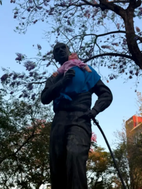Estatuas históricas de Guadalajara intervenidas con bebés de juguete: ¿Mensaje provida o crítica a paternidad ausente?