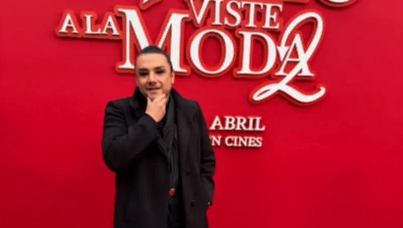 Esteban Macías causa polémica con tacones rojos en alfombra de 'El Diablo Viste a la Moda 2'