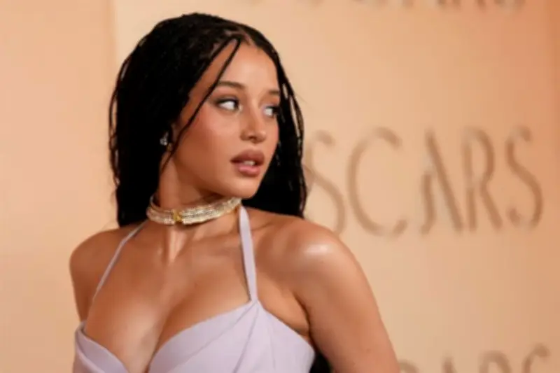 Estrellas de Hollywood deslumbran en la alfombra roja del Oscar 2026