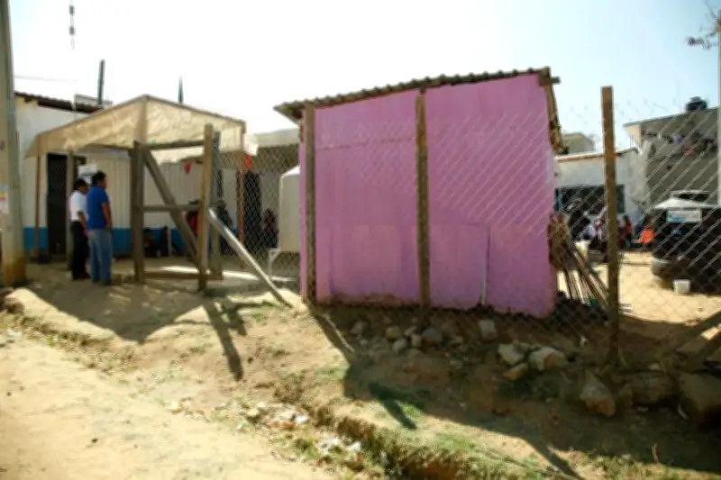 Estudian en Oaxaca en aulas improvisadas y condiciones precarias