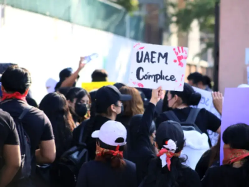 Estudiantes de enfermería marchan en Cuernavaca por feminicidios y exigen destitución de rectora