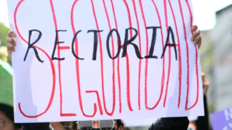 Estudiantes de la UAEM denuncian simulación en medidas de seguridad tras feminicidios