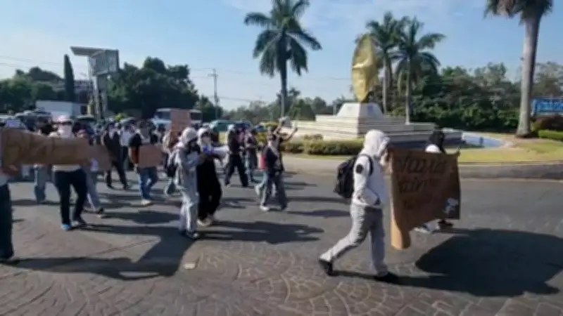 Estudiantes de la UAEM marchan en Cuernavaca por justicia para Kimberly y Karol