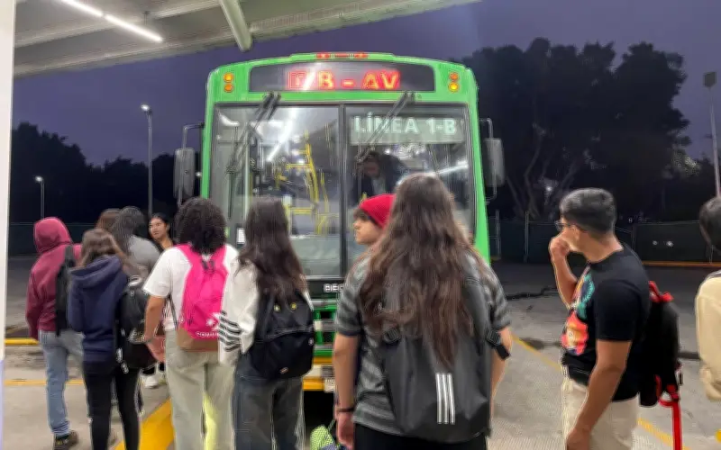 Estudiantes del CUCBA denuncian retrasos de hasta una hora en transporte Siteur