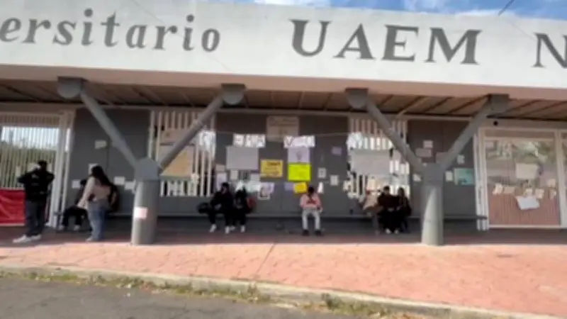 Estudiantes toman UAEMex Neza exigiendo destitución de director por encubrimiento de violación