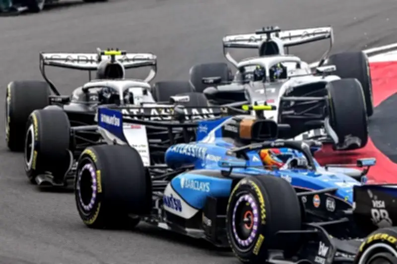 Estudio revela que concluir la carrera universitaria es más crucial que un incidente con Checo Pérez