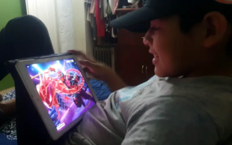 Estudio revela que redes sociales son más dañinas que videojuegos para la salud mental de niños y adolescentes