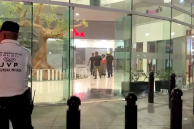 Evacúan a 60 personas por incendio en cine de Monterrey; bomberos controlan emergencia