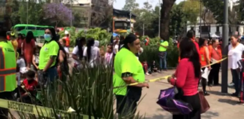 Evacúan tres primarias en Roma Sur por alarma de fuga de gas; 600 estudiantes resguardados