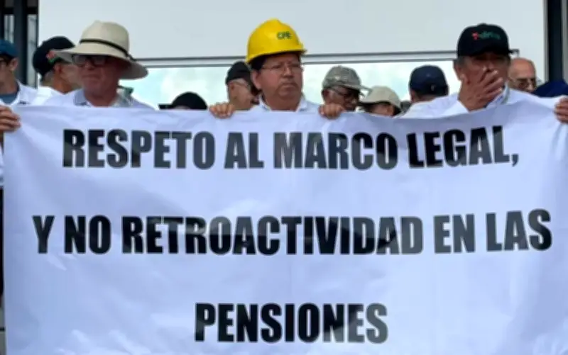 Ex trabajadores de CFE protestan contra tope a pensiones doradas en sureste