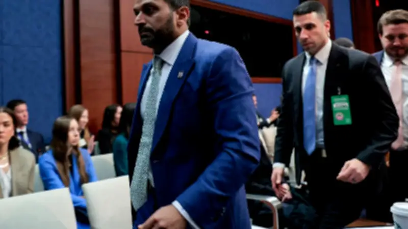 Exagentes del FBI demandan a director por despido tras investigar a Donald Trump